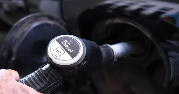 Carburanti, gasolio rincarato del 37%: 32 euro in più a pieno