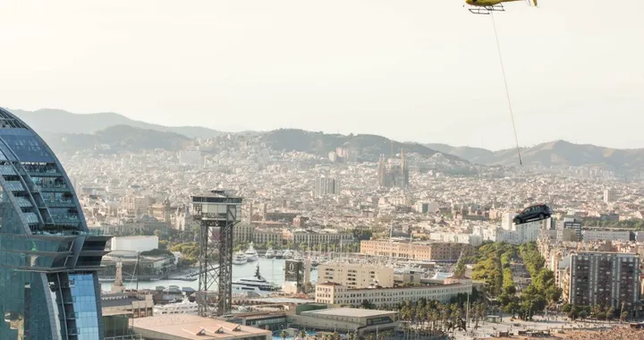 Nuova Seat Arona in volo nel cielo di Barcellona