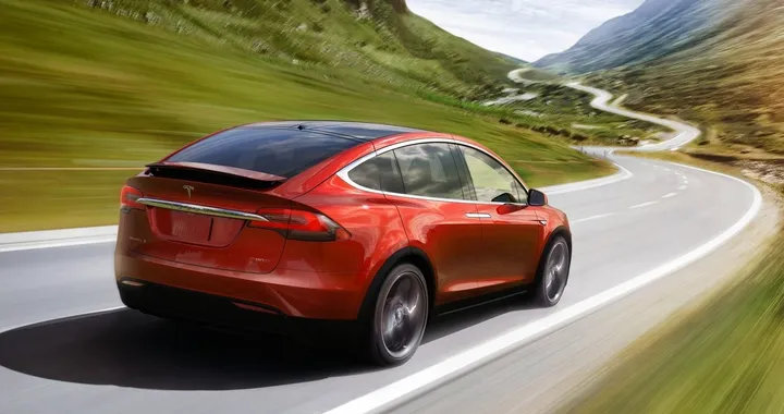 Tesla Model X: richiamo per 2.700 esemplari