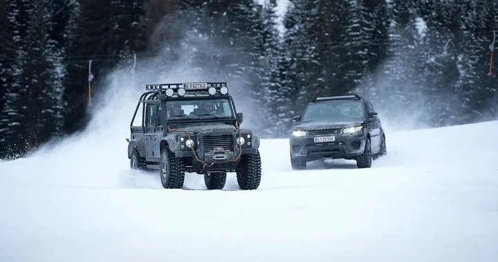 Jaguar Land Rover, 007 Elements: con James Bond a 3.000 metri di altezza