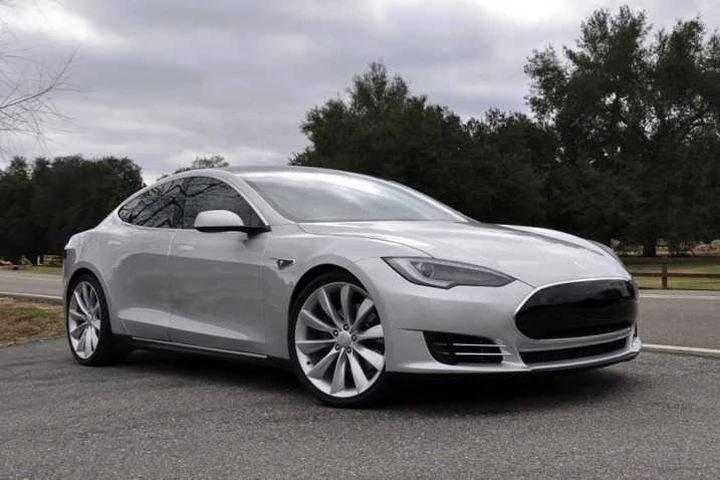 Tesla prepara il crossover elettrico Model X
