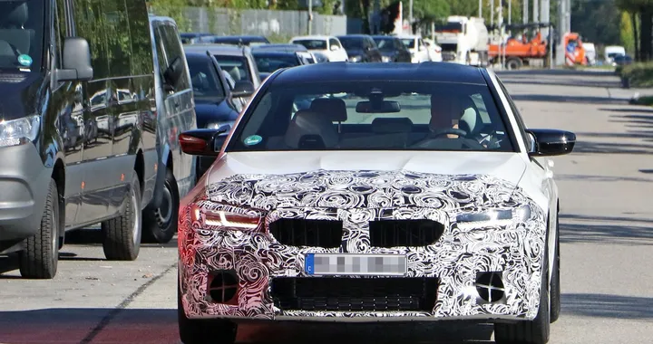 Nuova Bmw M5, foto spia del restyling