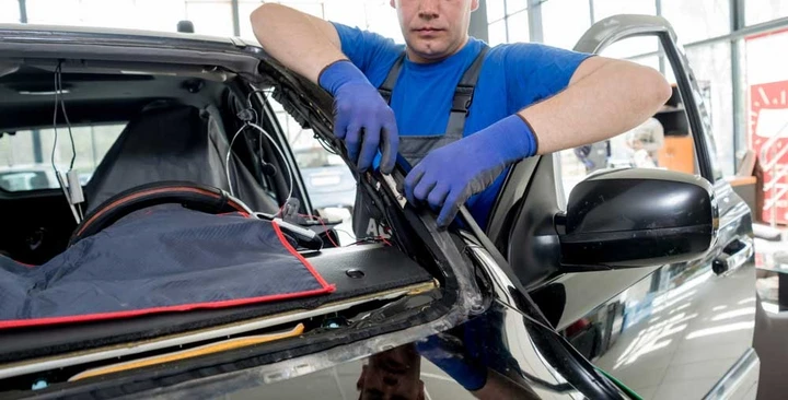 Parabrezza auto: come sostituirlo, costi e multe