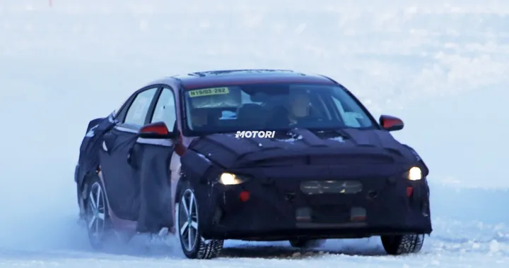 Hyundai Elantra, la nuova generazione spiata durante i test sulla neve
