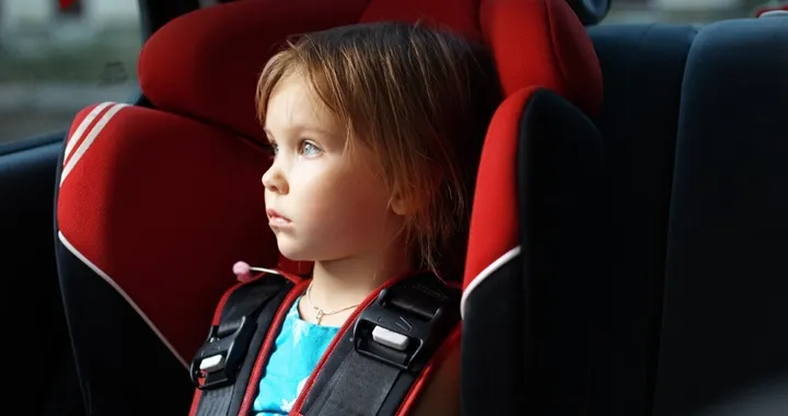 Come montare il seggiolino in auto: guida, consigli e normative [GUIDA]