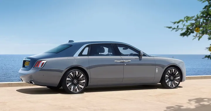 Rolls-Royce Ghost 2024: un lifting elegante per la superlusso Inglese