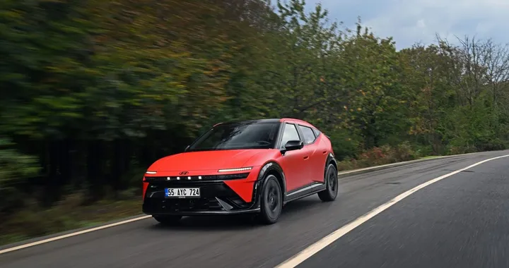 Hyundai IONIQ 3, debutto il 24 ottobre: rate da 300 euro