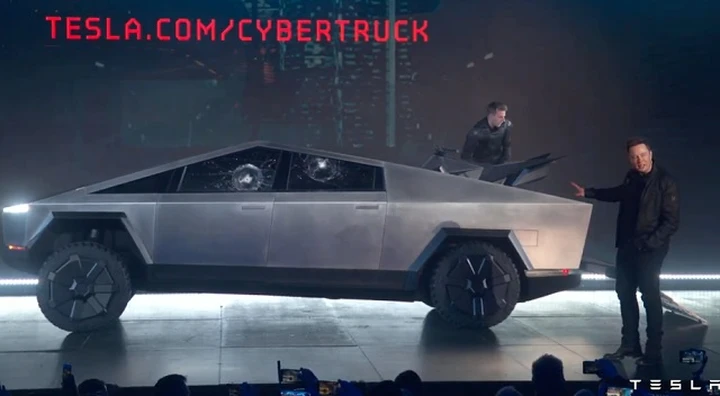 Tesla Cybertruck, gaffe in diretta e via alle ordinazioni: ecco il video