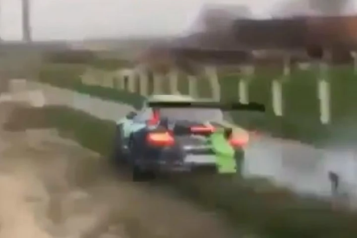 Porsche 911 GT3: spaventoso incidente in gara [Video]