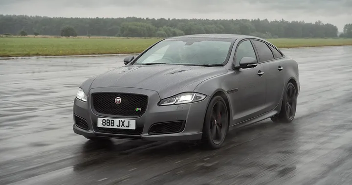 Jaguar XJR575: lusso, comfort e sportività