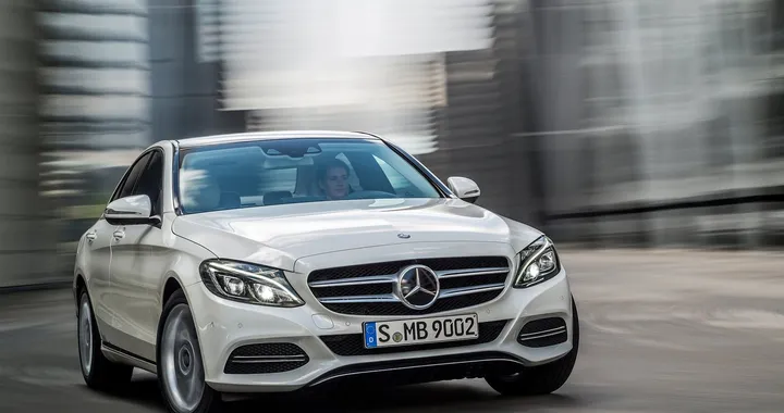 Mercedes-Benz Classe C: berlina in abito sportivo