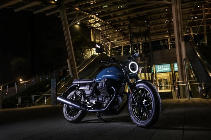 Moto Guzzi V7 III Night Pack: per brillare nella notte
