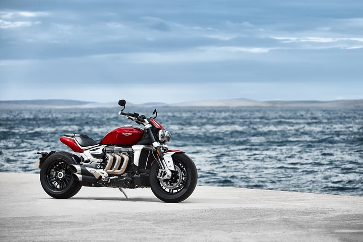 Triumph Rocket 3 e Rocket 3 GT: le immagini ufficiali