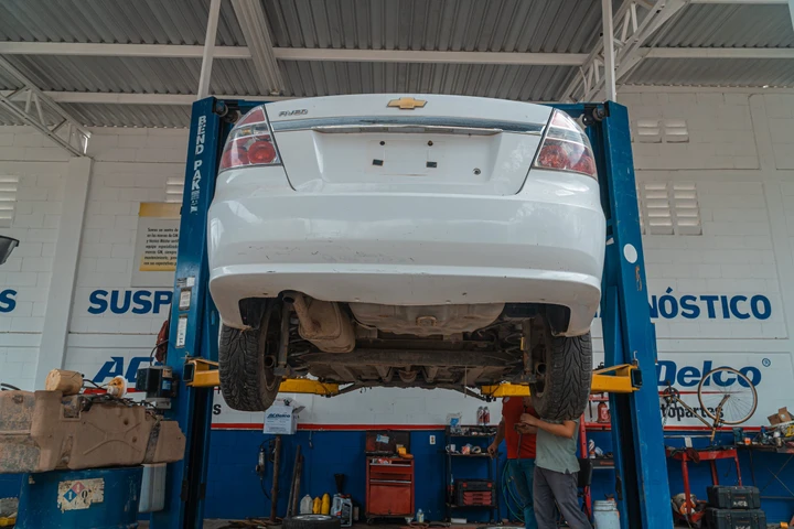 Come pulire il sottoscocca dell'auto: lavaggio e trattamento