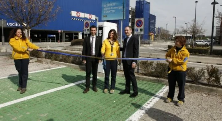 Nissan: la ricarica rapida arriva anche all'Ikea
