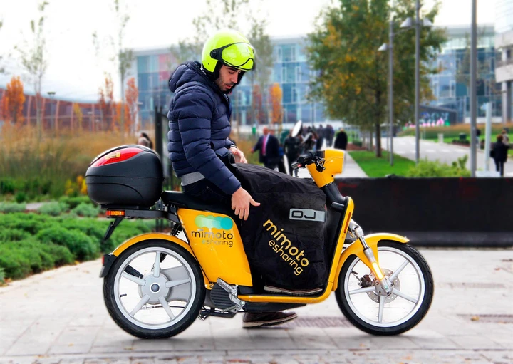 MiMoto: arrivano i coprigambe OJ per il servizio di e-scooter sharing