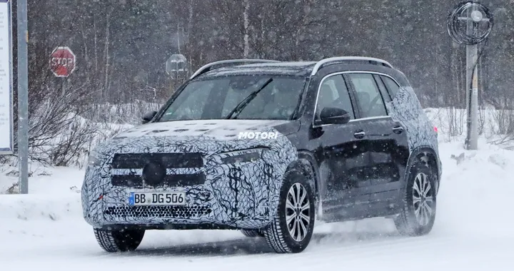 Mercedes EQB: il crossover elettrico spiato al Polo nord