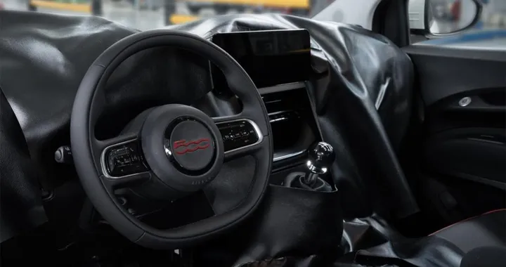 Fiat 500 Ibrida, la scelta del cambio manuale fa già discutere