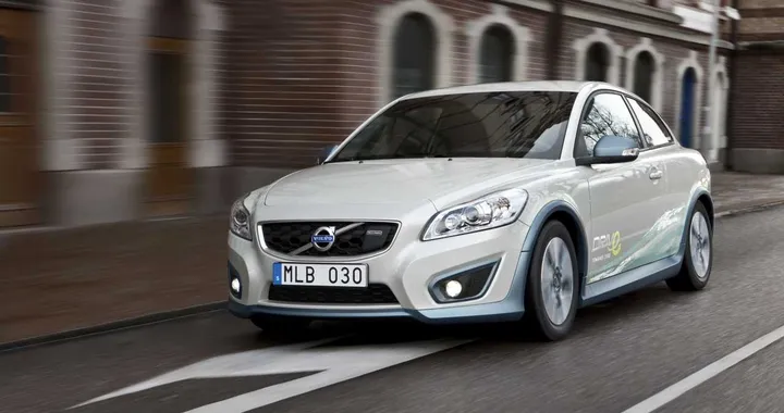Volvo C30 elettrica, la ricarica è senza fili