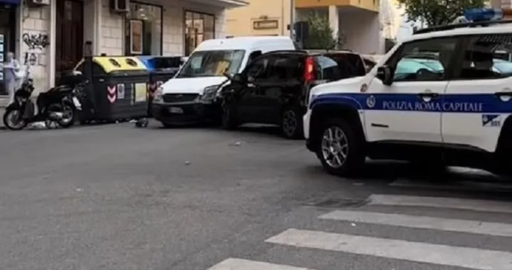 Scappa dalla Polizia Locale e sbatte contro un furgone