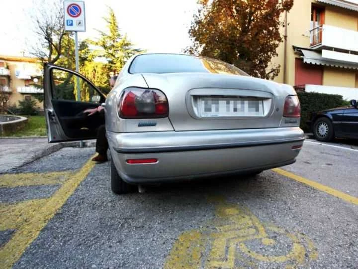 Disabili sulle strisce blu, i casi Napoli e Brescia