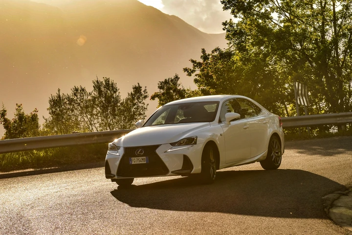 Lexus IS Hybrid 2017: la prova su strada