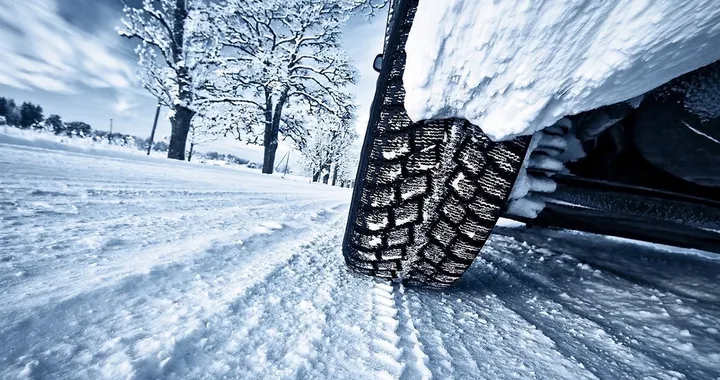 Per guidare sulla neve meglio catene, ragni o calze?
