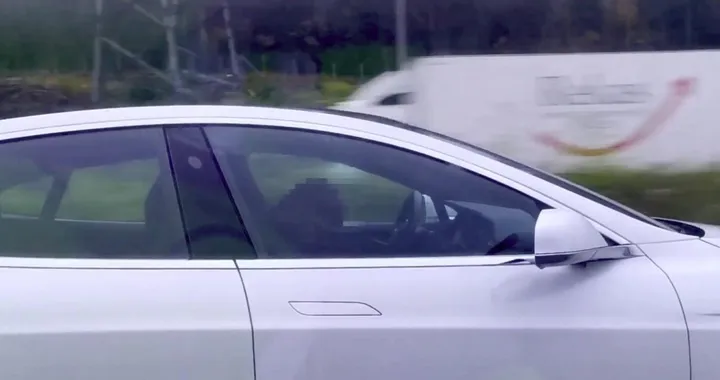 Tesla, ubriaco con l'Autopilot blocca il traffico di una galleria