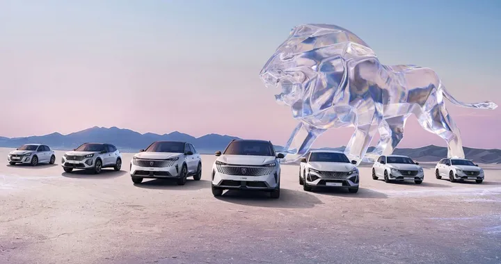 Doppio motore e 325 CV: Peugeot lancia i nuovi SUV elettrici