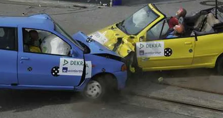 Giovani al volante: in pericolo se guidano vecchie auto
