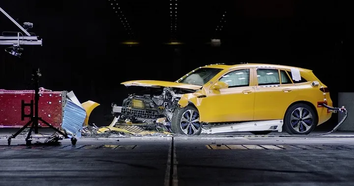 Mercedes EQC: primi crash test per il SUV elettrico