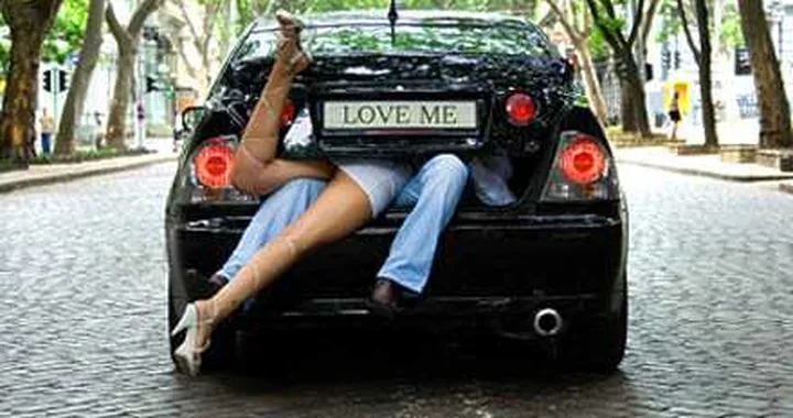 In rete mentre fanno sesso in auto. Denuncia