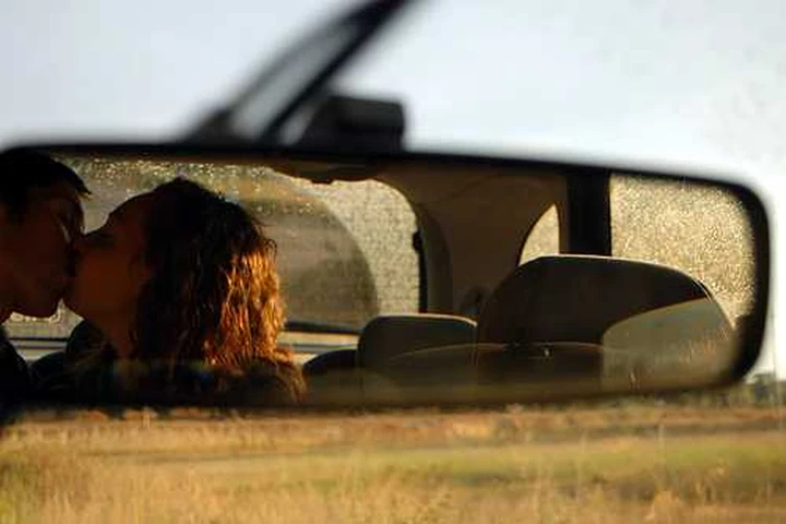 L'amore per lei scocca in auto: qui il primo bacio