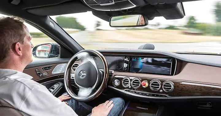 Guida autonoma: alleanza strategica fra Daimler e Uber