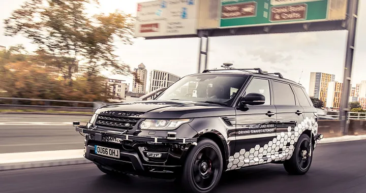 Guida autonoma: una Range Rover Sport ha guidato da sola intorno a Coventry