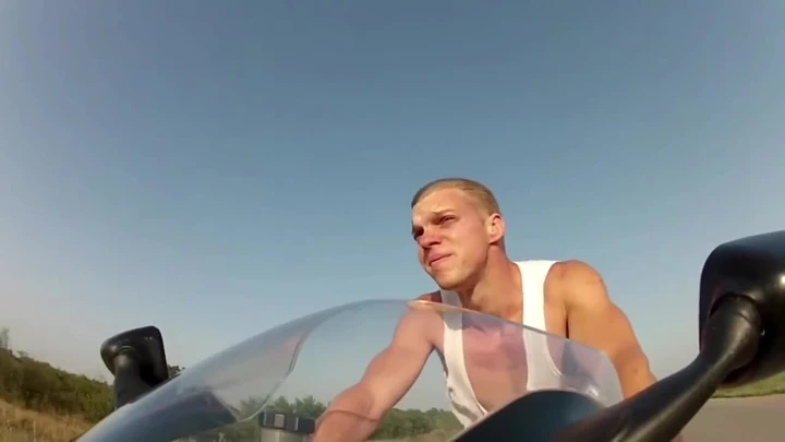 In moto a 250 km/h senza casco