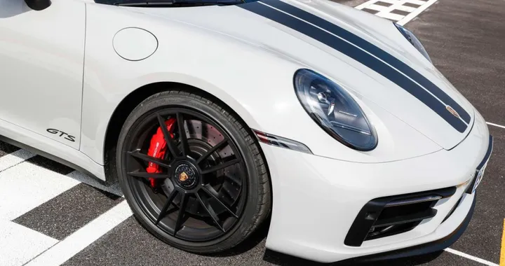 Porsche brevetta la carrozzeria che cambia colore con un clic