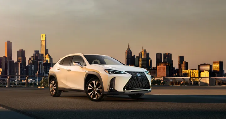 Lexus UX: il SUV compatto premium si svela in anteprima