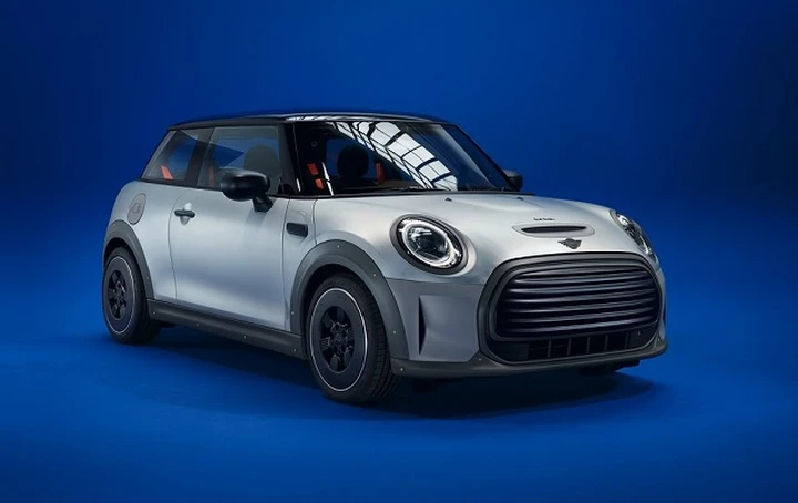 Mini Strip: elettrica, minimalista e sostenibile la Mini Cooper SE firmata Paul Smith