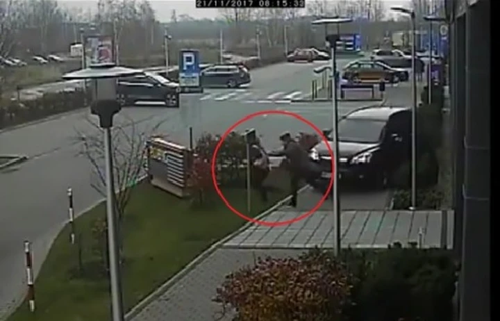 Vorrebbe parcheggiare, ma investe due donne, sperona un’auto e finisce contro un muro: il video