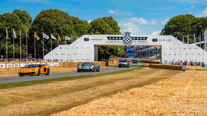 Debutto della quinta generazione P Zero in una parata da 10.000 CV a Goodwood
