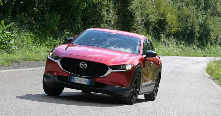 Mazda CX-30 e-Skyactiv Homura: l’ibrida intelligente