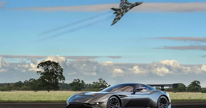 Aston Martin Vulcan: sfida tra cielo e aria