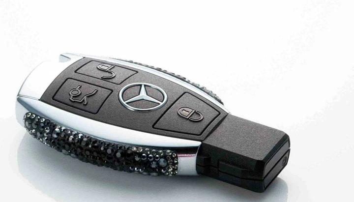 Mercedes presenta la chiave by Swarovski