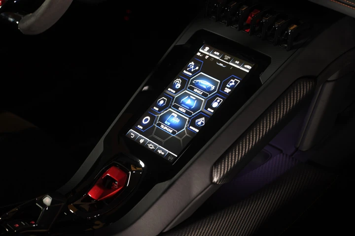 Lamborghini Huracan Evo con Amazon Alexa: immagini ufficiali