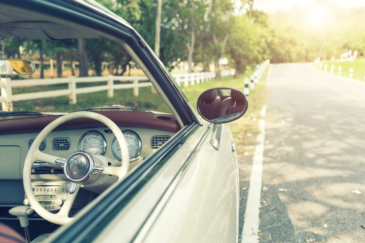 Lascia l'auto con il finestrino aperto, multato