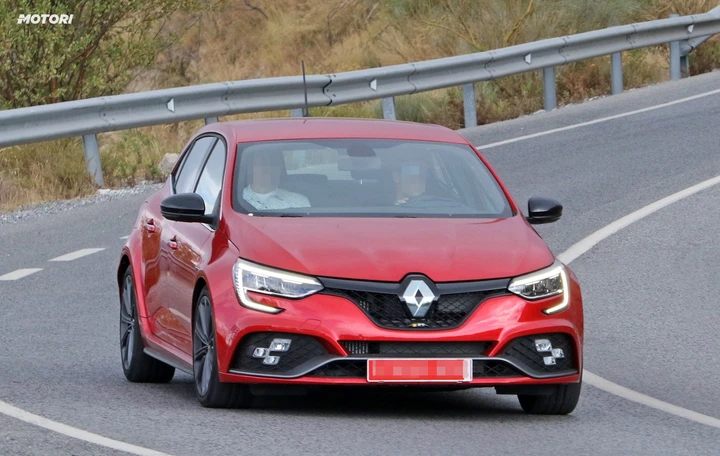 Renault Megane RS facelift: le foto spia