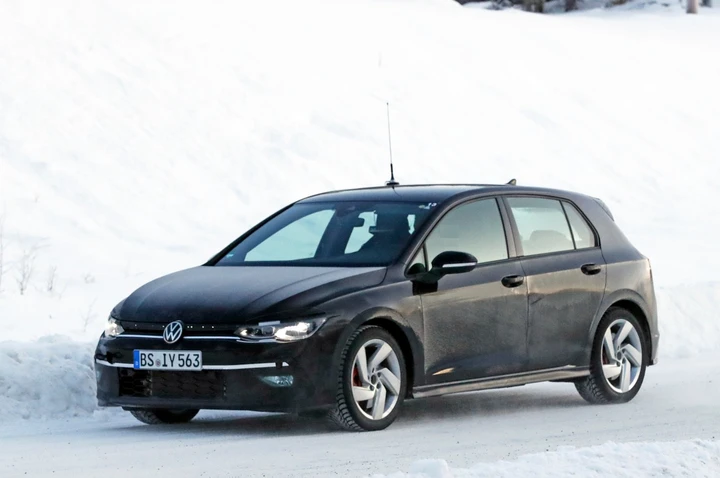 Volkswagen Golf 8 GTI: foto spia