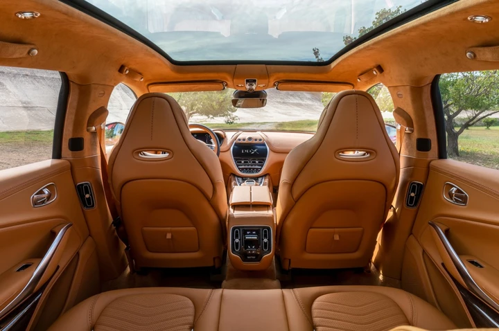 Aston Martin DBX: prime immagini degli interni