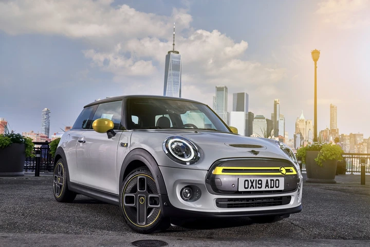 MINI Cooper SE 2020: immagini ufficiali
